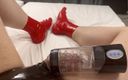 High quality socks: Schwarzer latex-slip &amp;amp; rote latextoe-socken - mit maschine bis zum abspritzen