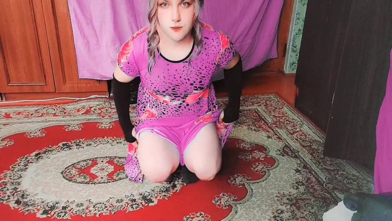 Kitty_Cross: Bella trans sdraiata sul pavimento in luce del sole morbido