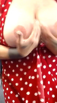 大奶子挑逗独特的 pec 控制
