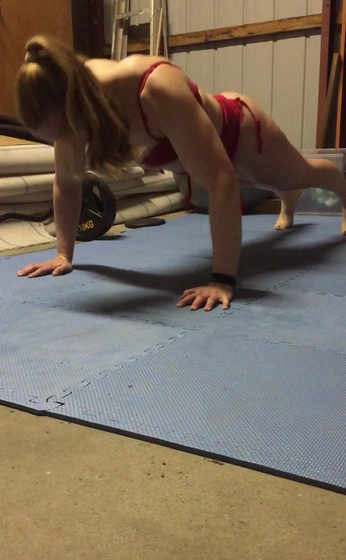 Michellexm: Pushup allenamento di oggi, vola chest e tricepite parte 1