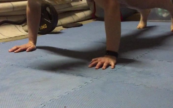 Michellexm: Hôm nay workout pushups, ngực bay và triceps phần 1