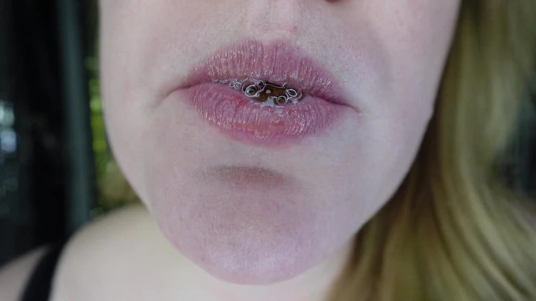 Julie Bliss: Giantess Julie Bliss - 新年快乐