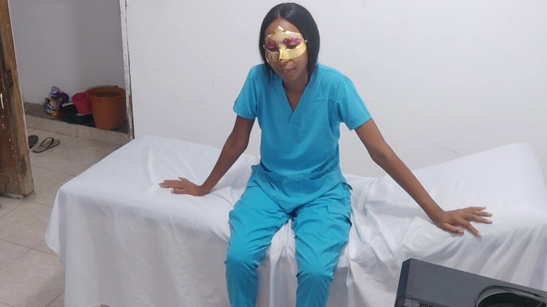 NEGRITA SEXY: मेडिकल सहकर्मी अस्पताल के स्ट्रेचर पर वयस्क चीजें करते हैं ।