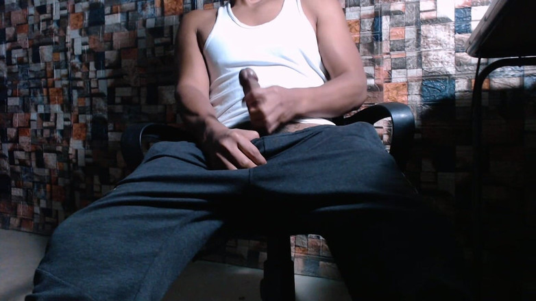 Hornyboy2058: Ensam man i atletisk slitage som når orgasm