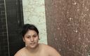 Puja ki jawani: Puja Bhabhiは彼女の曲線美の体を洗う