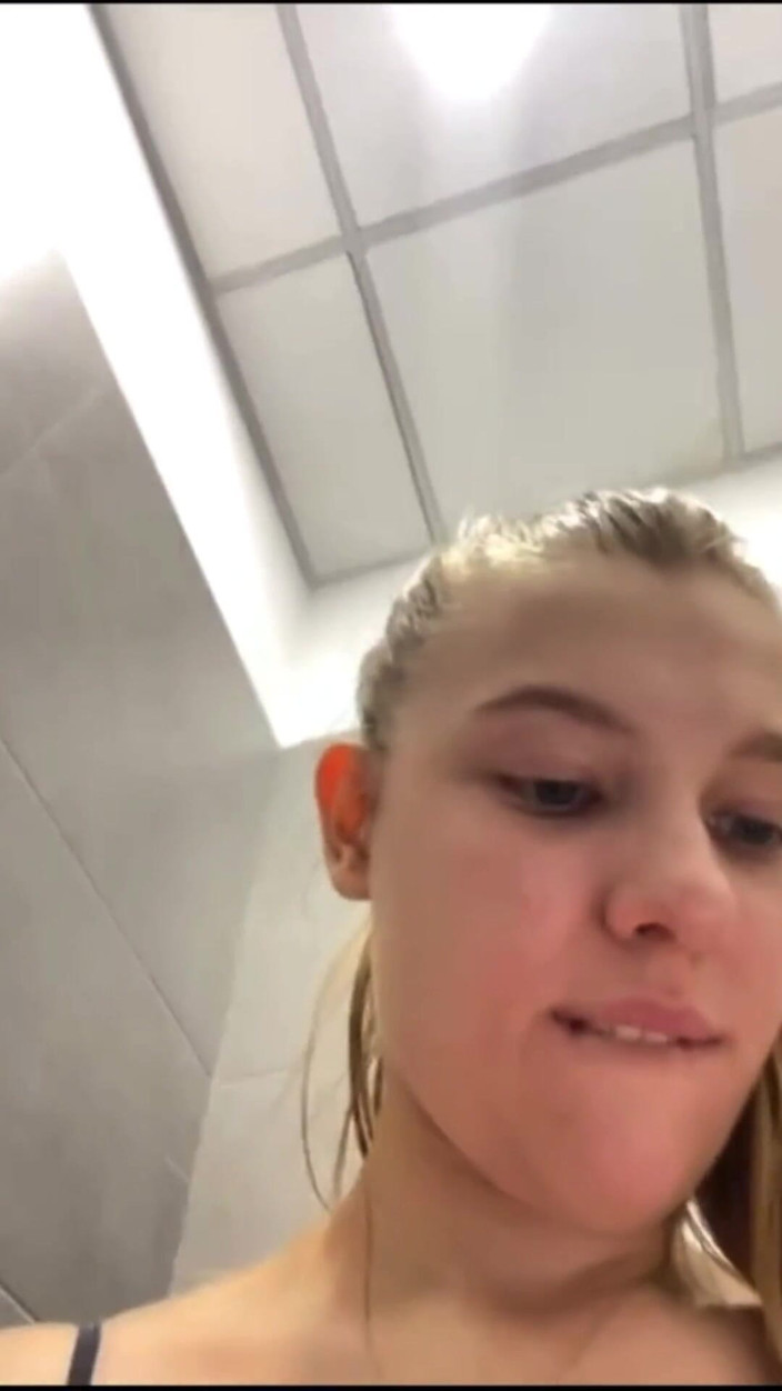 JuiceLussie: Squirting in the Fitting Room
