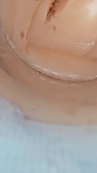 쪼이는 보지 속 깊숙한 카메라는 거대한 정액 폭발을 포착합니다.