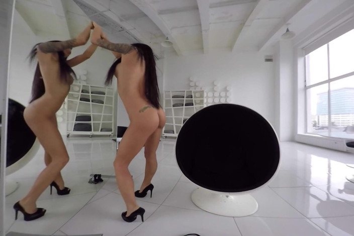 StasyQVR: 适合的纹身黑发性感脱衣舞