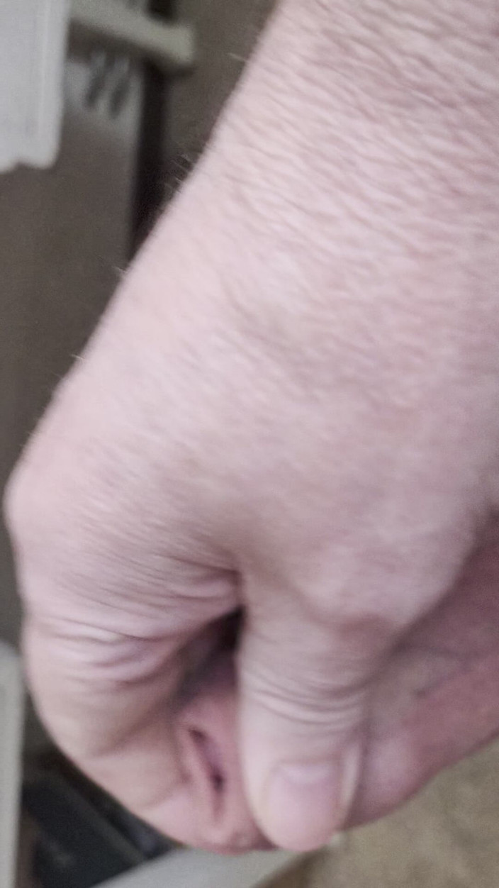 Pellefnatt: Il mio amico si siede su una sedia e si...