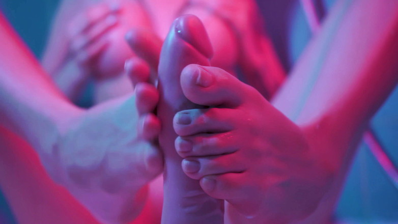 Pink Lights Entertainment: YourBabyPearl - pancutan syahwat mandi fetish kaki