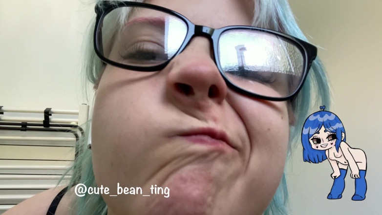 Alice Bean: Bocinas grandes mamando la nariz