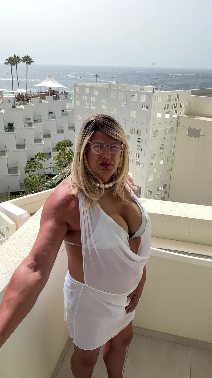 Kelly CD 2022: Sexy travestiet Kellycd2022 op vakantie in mijn zilveren bikini