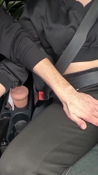 Remaja comel berasa gembira di dalam kereta dengan ayah tiri Perv! Jari mengongkeknya semasa memandunya ke kolej