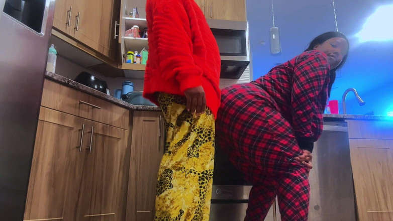 Dirty Diana Fetishes: Horsing en la cocina