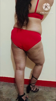 Pankhuri kunal lingerie rossa per la festa di compleanno