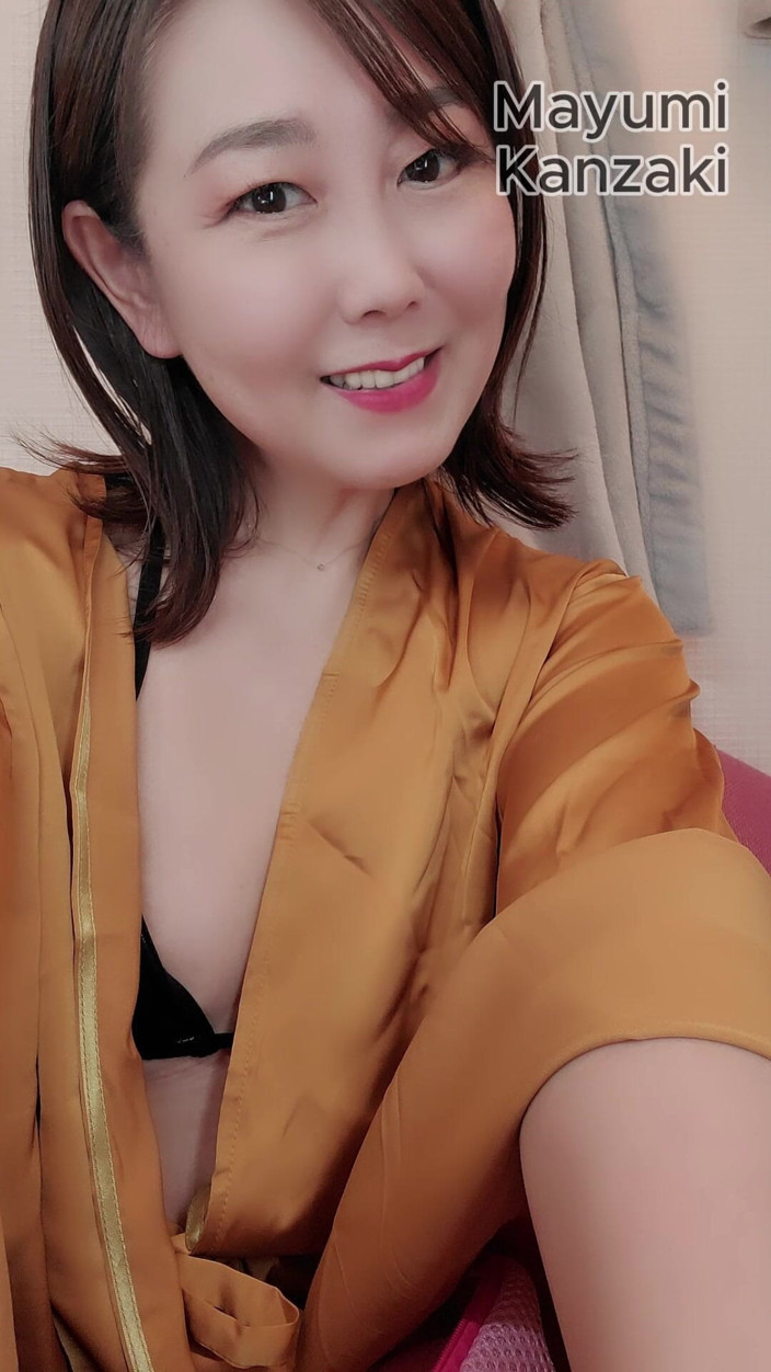 Mayumi Kanzaki: Převlékání v čekárně ve fotostudiu