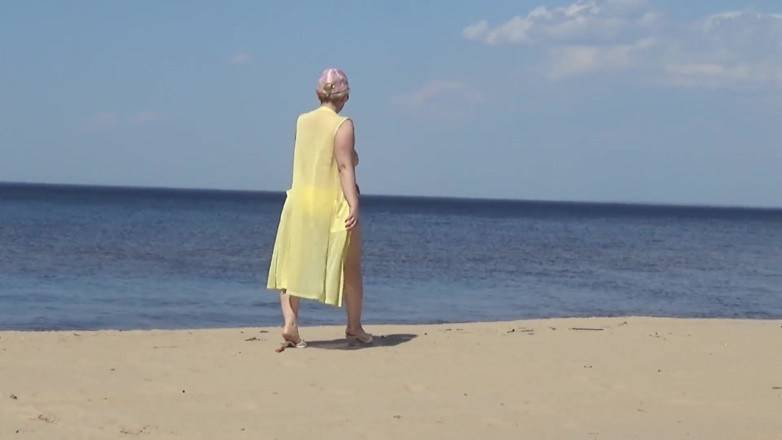RedRoseRus: Juicy Woman Walking Naked on Beach