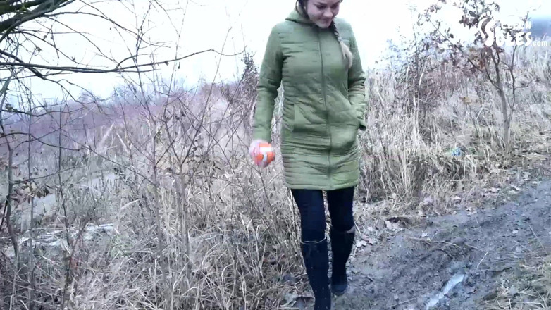 Czech Soles - foot fetish content: Soğukta domaltarak yürüyor - çizmelere tapınma