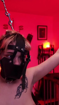 Bir dominatrix'in zindanında yakalanan bir trans vücudunu siktiriyor