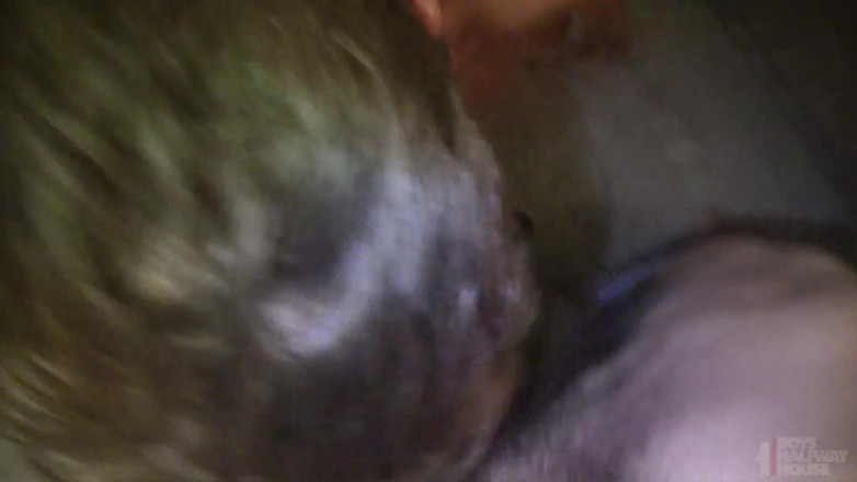 Boys half-way house: Snuskig tonåring brottsfullt dubbellagad barbacka