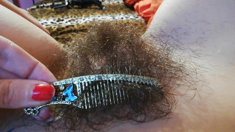 Cuteblonde666: Coño peludo fetiche cepillando el arbusto