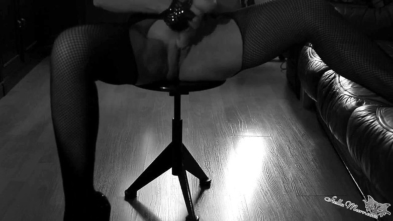 StellaMurr: 고무 자지로 자위하는 섹시한 스타킹을 입은 소녀 - 집약적인 오르가즘