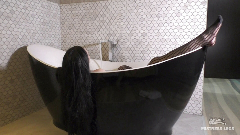 Mistress Legs: Paní nohy v černých síťovaných silonkách ve vaně škádlí a ignorují