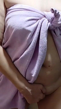 Bà mẹ hàng xóm nóng bỏng của tôi quyến rũ tôi khi cô ấy ra khỏi phòng tắm
