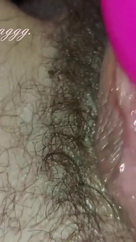 Pizdă păroasă umedă care se masturbează cu vibratorul de aproape, model rusesc amator milf Ginnagg