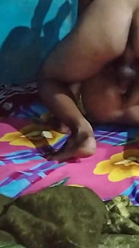 インドのデシ・バービーは、ココナッツオイルを塗った後、深夜に夫に激しくセックスされた
