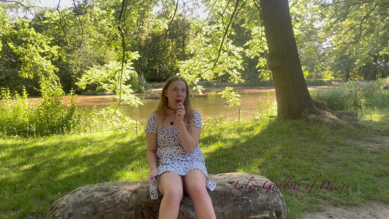 Lily, Goddess of Desire: O fată inocentă stă în parc și mănâncă acadea fără să știe că...