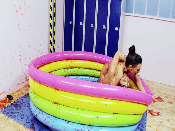 DARVASEX: ฉากหีริมสระน้ํา -4 เลสเบี้ยนผมสีน้ําตาลแดงนมใหญ่เย็ดกันในสระน้ําเยลลี่