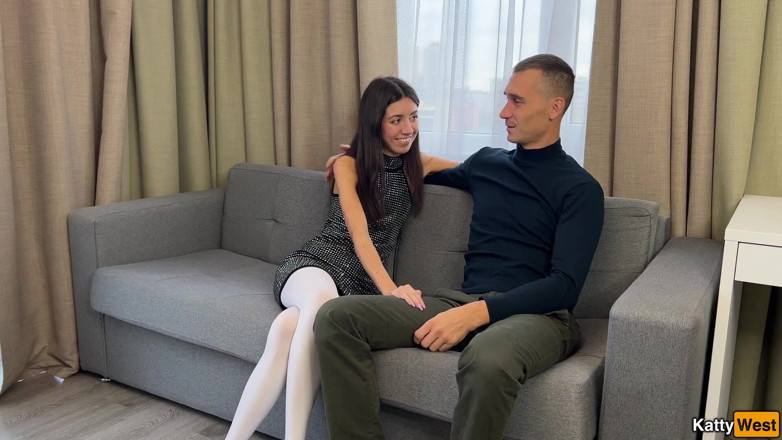Katty West: Sex anal la prima întâlnire cu o frumusețe în ciorapi albi