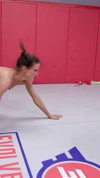 Rocky Emerson vs Sofie Marie ženský wrestling