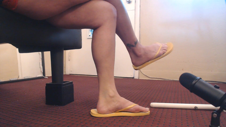 Abby Anna: ASMR sandal jepit kuning