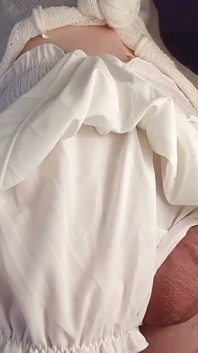 Trans ragazza ha tirato fuori il cazzo da sotto la gonna bianca e ha sborrato