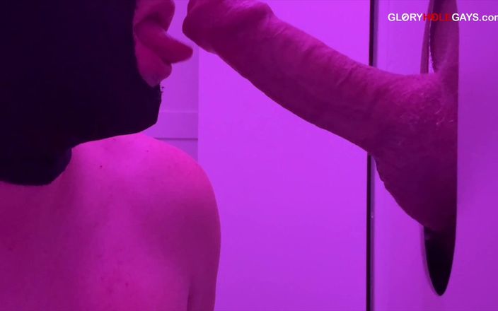 GLORYHOLEGAYS: O tocilară de 23 de ani se furișează în After Work - și se...
