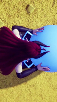 Gadis iblis mengisap bola memantul