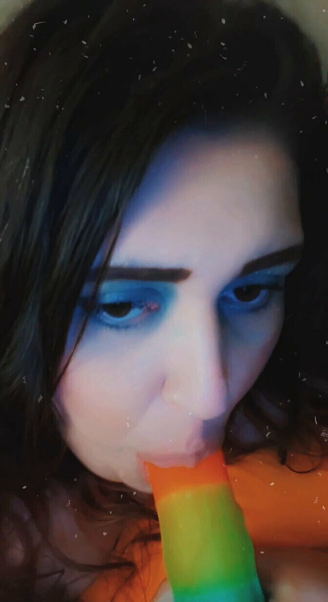 Nikki Danzig: 超级肥胖的荡妇吮吸假阳具