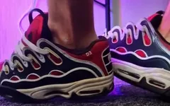 Spelen met sneakers Osiris en binnen klaarkomen