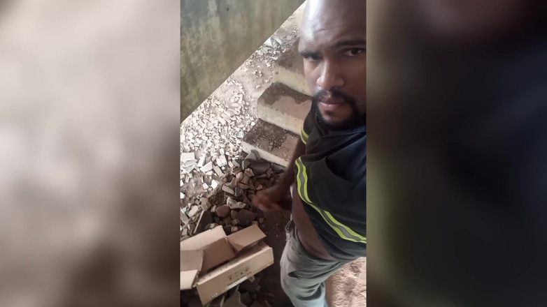 TheBlacKHunterr: 在楼梯上撞到一个