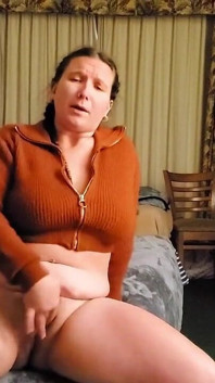 Aku ngentot memekku sendirian sama pelatih sepak bola lesbianku yang baru 64 tahun dengan sweaternya dan merekam videonya