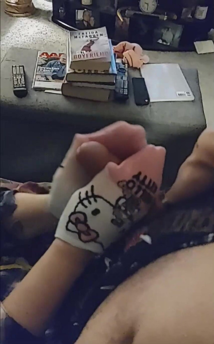 SocksAddict69: Сексуальная малышка Pikachu, лодыжка, дрочка носком, дрочка ногами и Привет, Kitty с носками дрочит