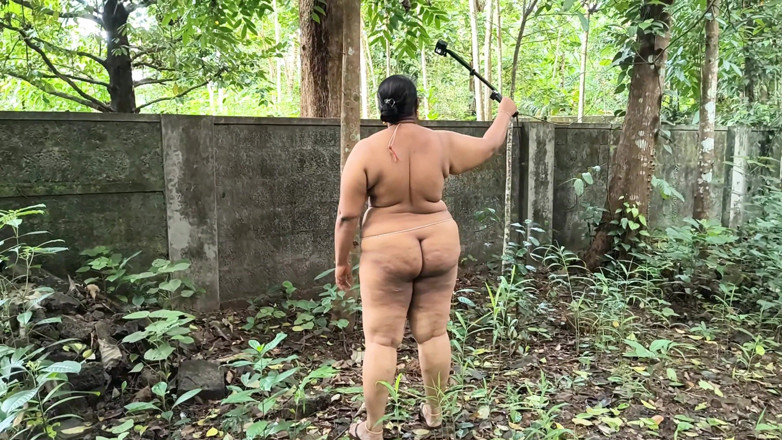 Anne Ipe: Desi mollig meisje gaat naakt het bos in