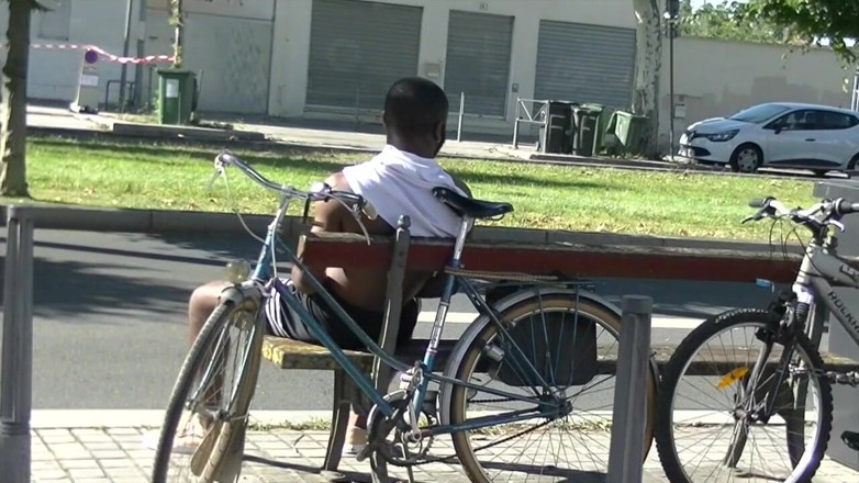 FRENCH HOLES CREAMPIED: Anonim xxl yarakla prezervatifsiz sikiliyor