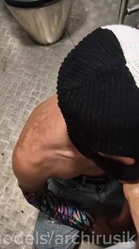 Ateşli seyir tuvaleti femboy ve yoldan geçen bir baba scooterda, döl çeşmeleri!
