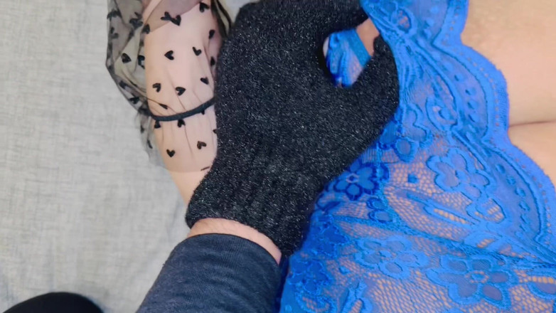 Asian Holes: Finalmente il mio fratellastro mi ha sorpreso a masturbarmi e...