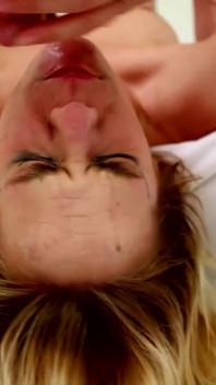 Sexy blondýnka Sailor Luna POV kouří hluboko v krku a polyká sperma