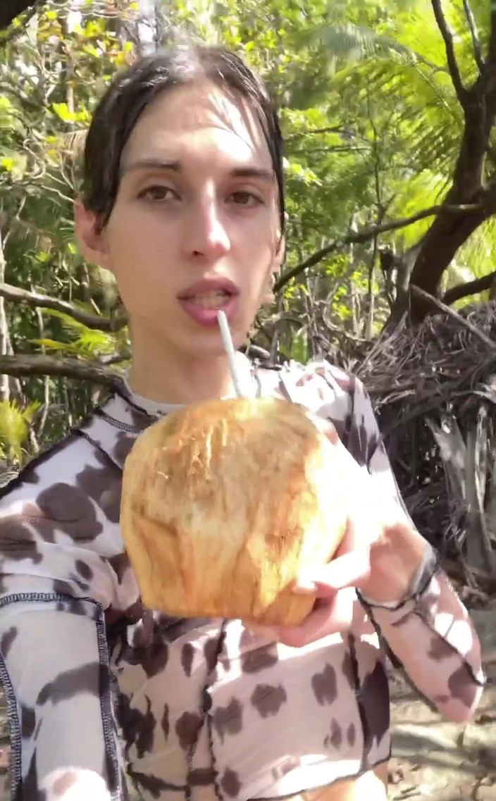 nbnabunny: 为一个惊人的 2022 年新朋友加油！我在哥斯达黎加，上传这个视频花了2个小时