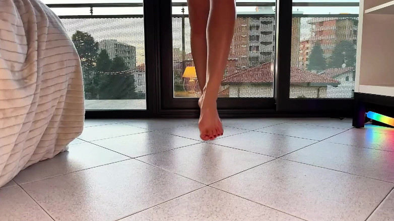 DINA LIGHT: Colegii talpi: venerează-mi picioarele și ejaculează